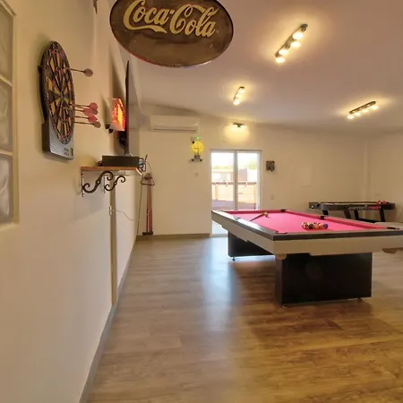 Charming 4-bed In Villa Moncarapacho