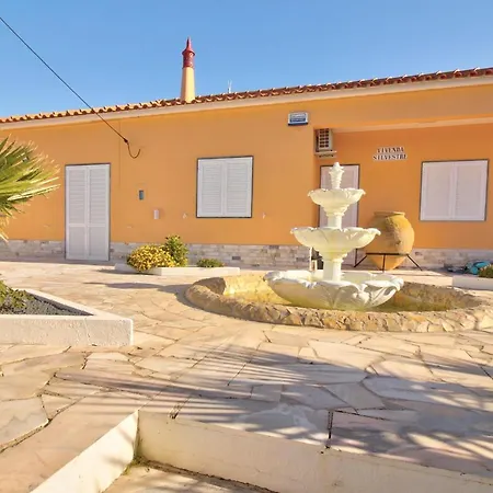 Charming 4-bed In Moncarapacho
