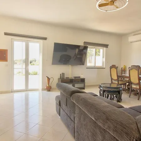 Charming 4-bed In Villa Moncarapacho